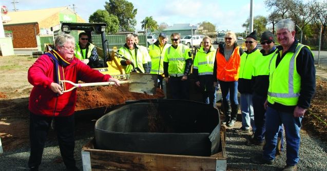 Leeton Salvos' community garden grows with help from State Water
